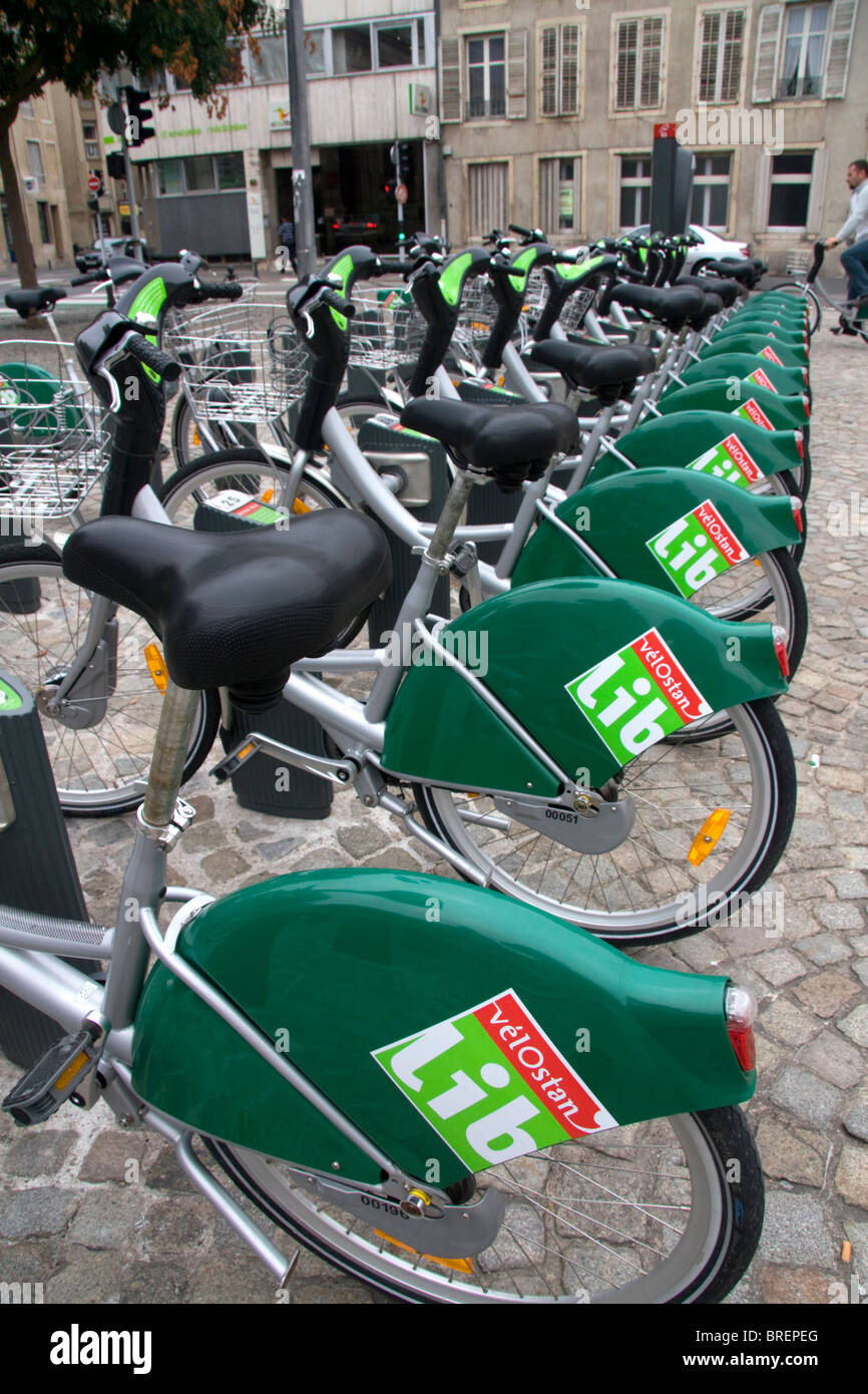 Velostan public en libre-service la location de vélos à Nancy, France. Banque D'Images