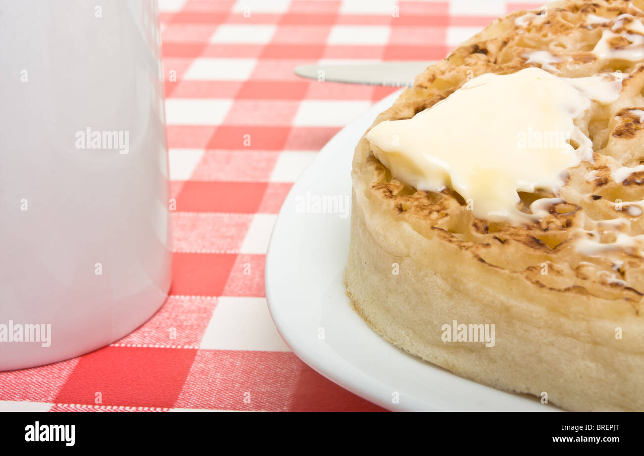 Hot Buttered anglais traditionnel avec Crumpet faire fondre le beurre. Banque D'Images
