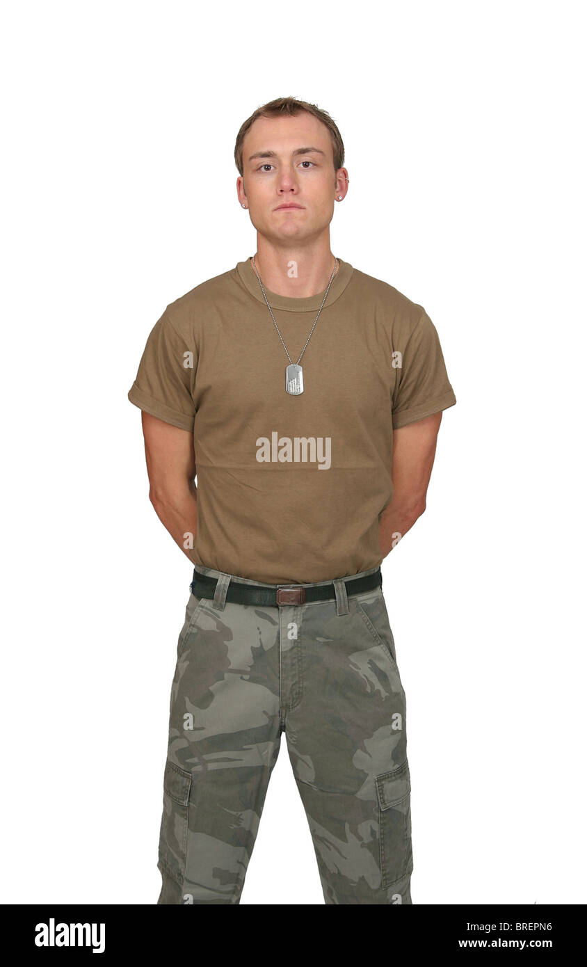 Mettre en place un soldat attrayant dans un t-shirt marron avec plaques portrait demi-longueur over white Banque D'Images