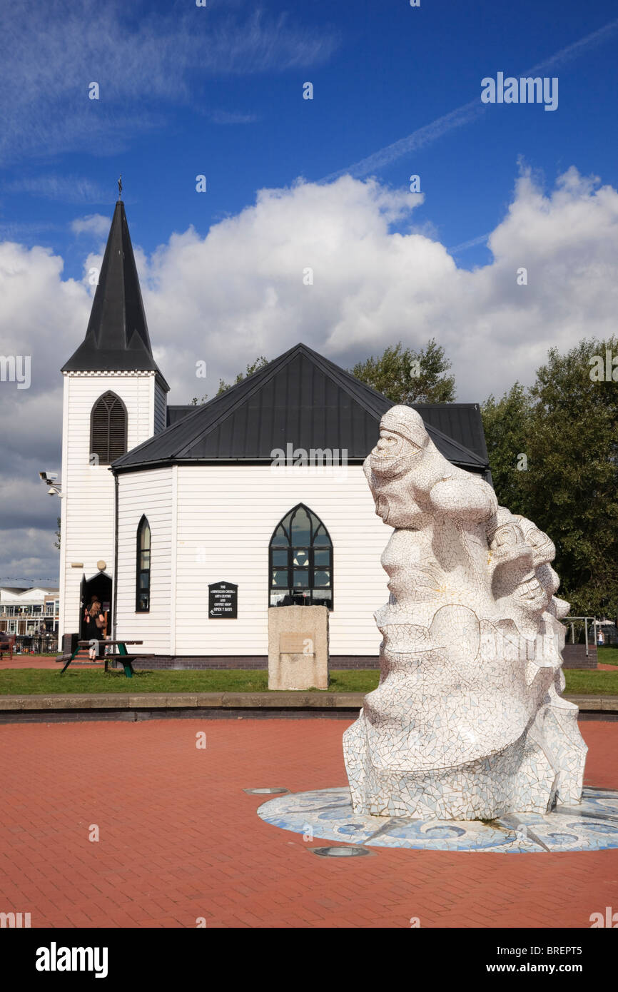 Centre des arts de l'Eglise de Norvège et le Capitaine Scott memorial statue en millénaire, parc au bord de la baie de Cardiff, Pays de Galles, Royaume-Uni. Banque D'Images