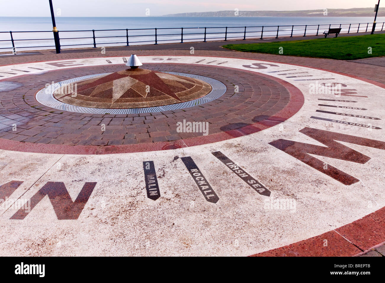 Compas de décoration avec des directions pointant vers des secteurs de l'UK Voyage Prévision sur la promenade à Rochester dans le North Yorkshire UK Banque D'Images