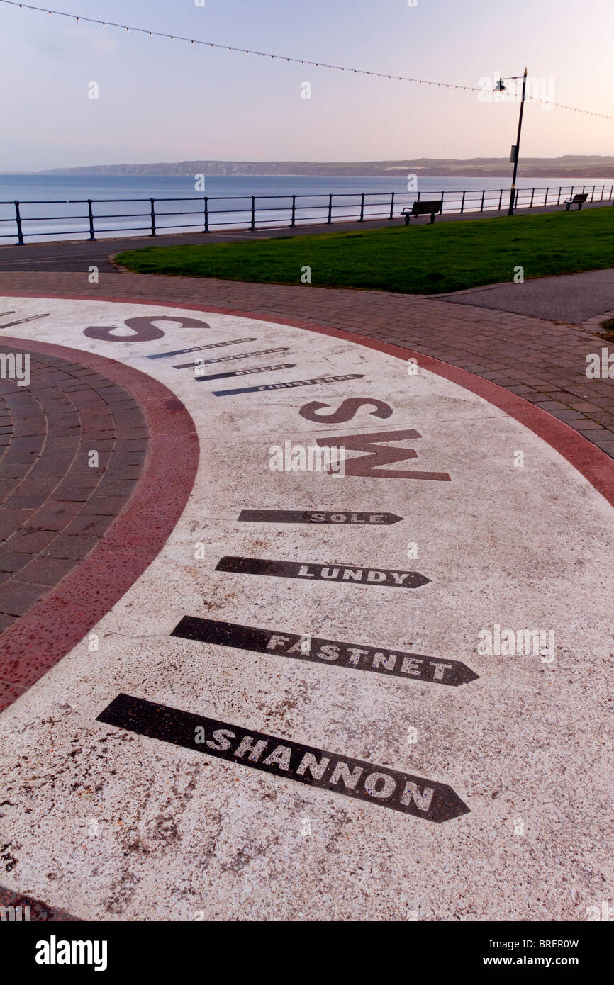 Compas de décoration avec des directions pointant vers des secteurs de l'UK Voyage Prévision sur la promenade à Rochester dans le North Yorkshire UK Banque D'Images