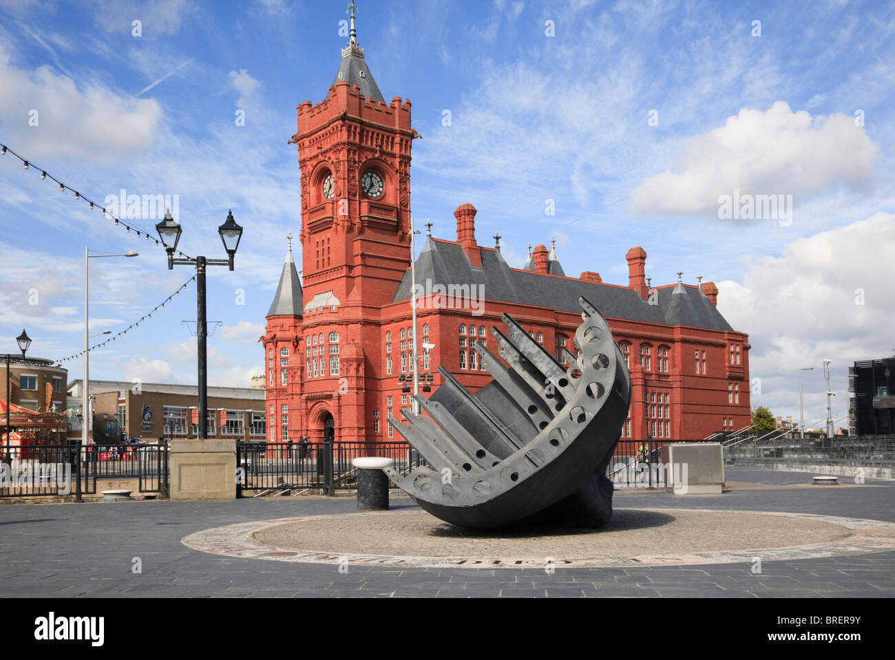 Merchant Seamen's War Memorial et Pierhead building sur le front de l'ancien quai. La baie de Cardiff Glamorgan South Wales Royaume-uni Grande-Bretagne Banque D'Images