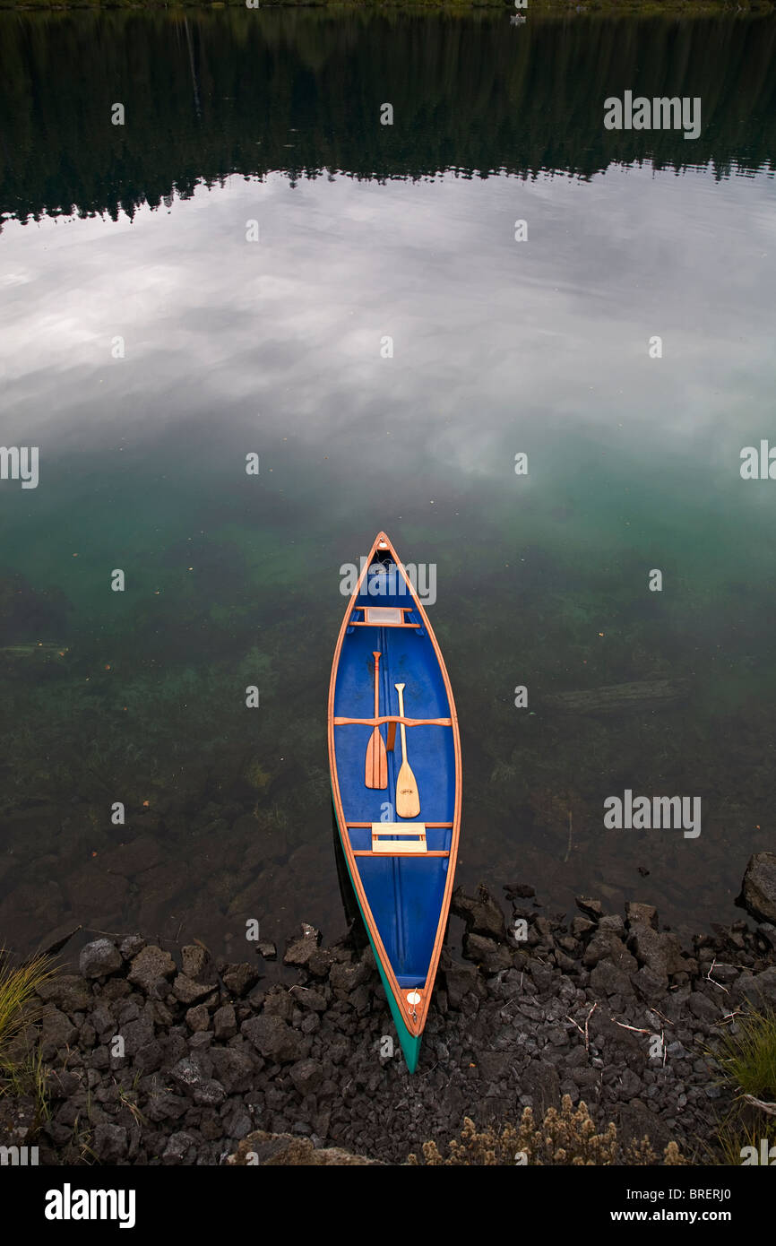 Un canoë sur la rive de Clear Lake dans l'Oregon Cascades sur une journée d'automne Banque D'Images