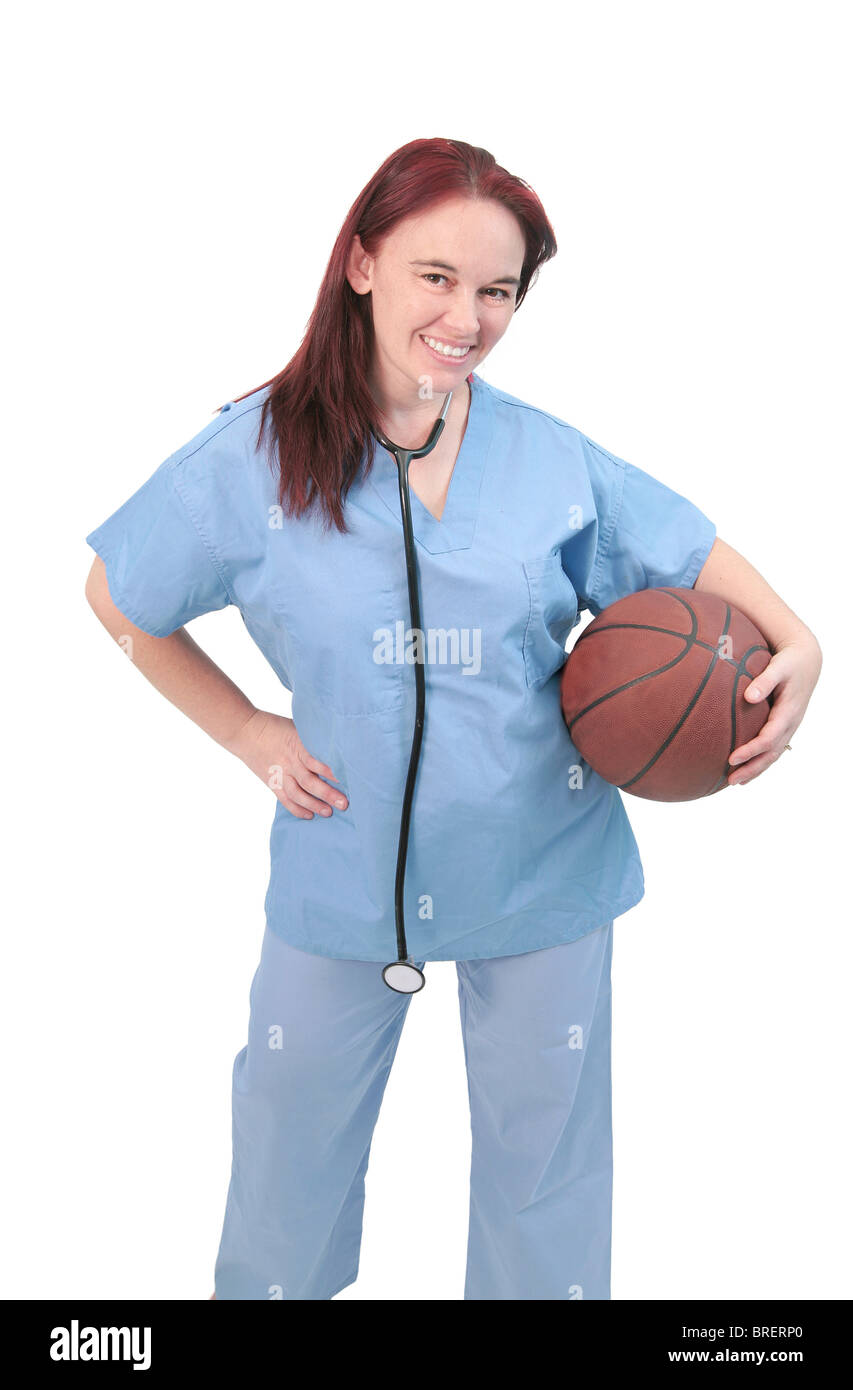 Une femme médecin du sport à hapy avec stéthoscope et basket-ball Banque D'Images