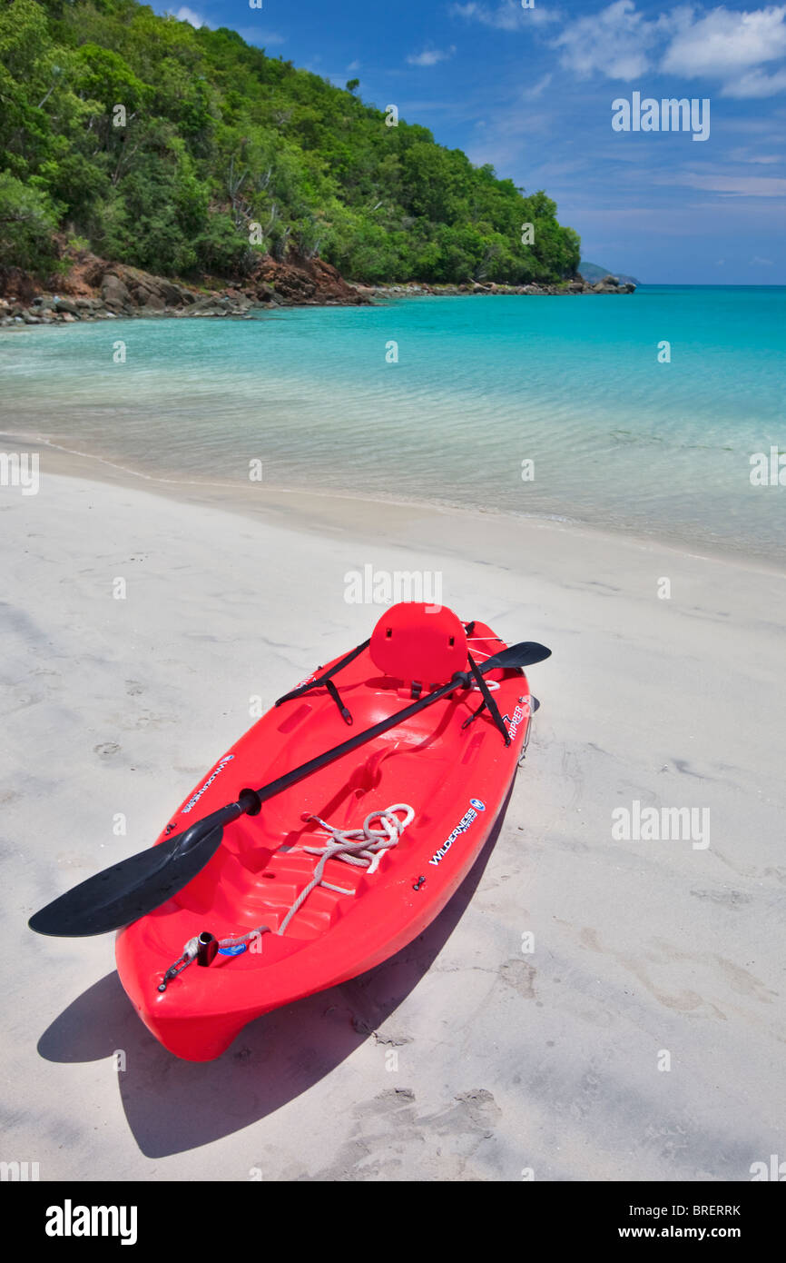 Red Canoe à Megan's Bay. Saint Thomas. Îles Vierges américaines. Banque D'Images