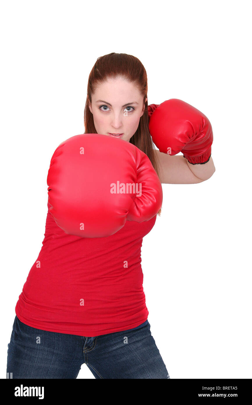 Une jeune fille avec de gros gants de boxe rouge sur blanc Banque D'Images