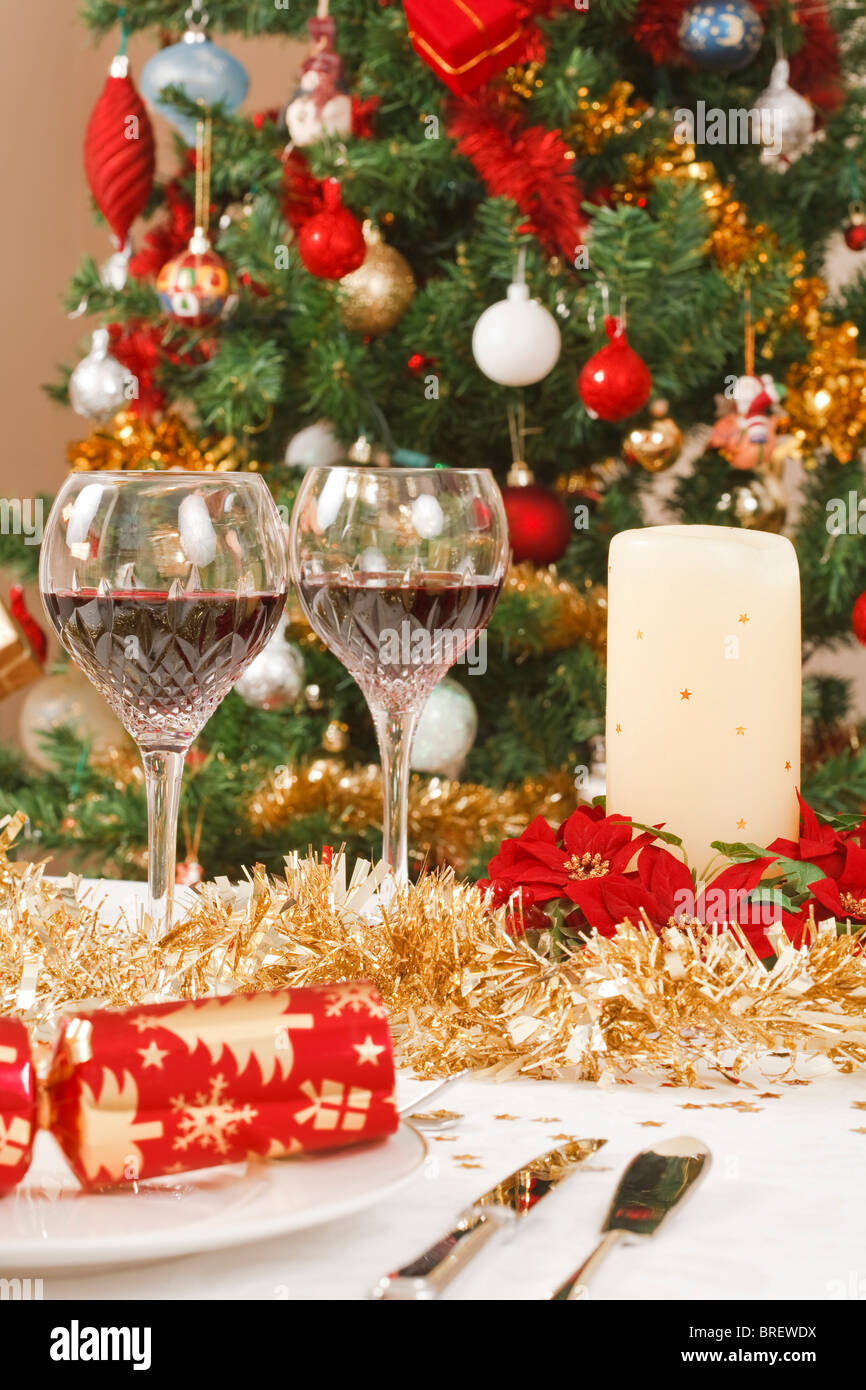 Table à manger avec les biscuits de Noël, et les décorations en face d'un arbre de Noël Banque D'Images