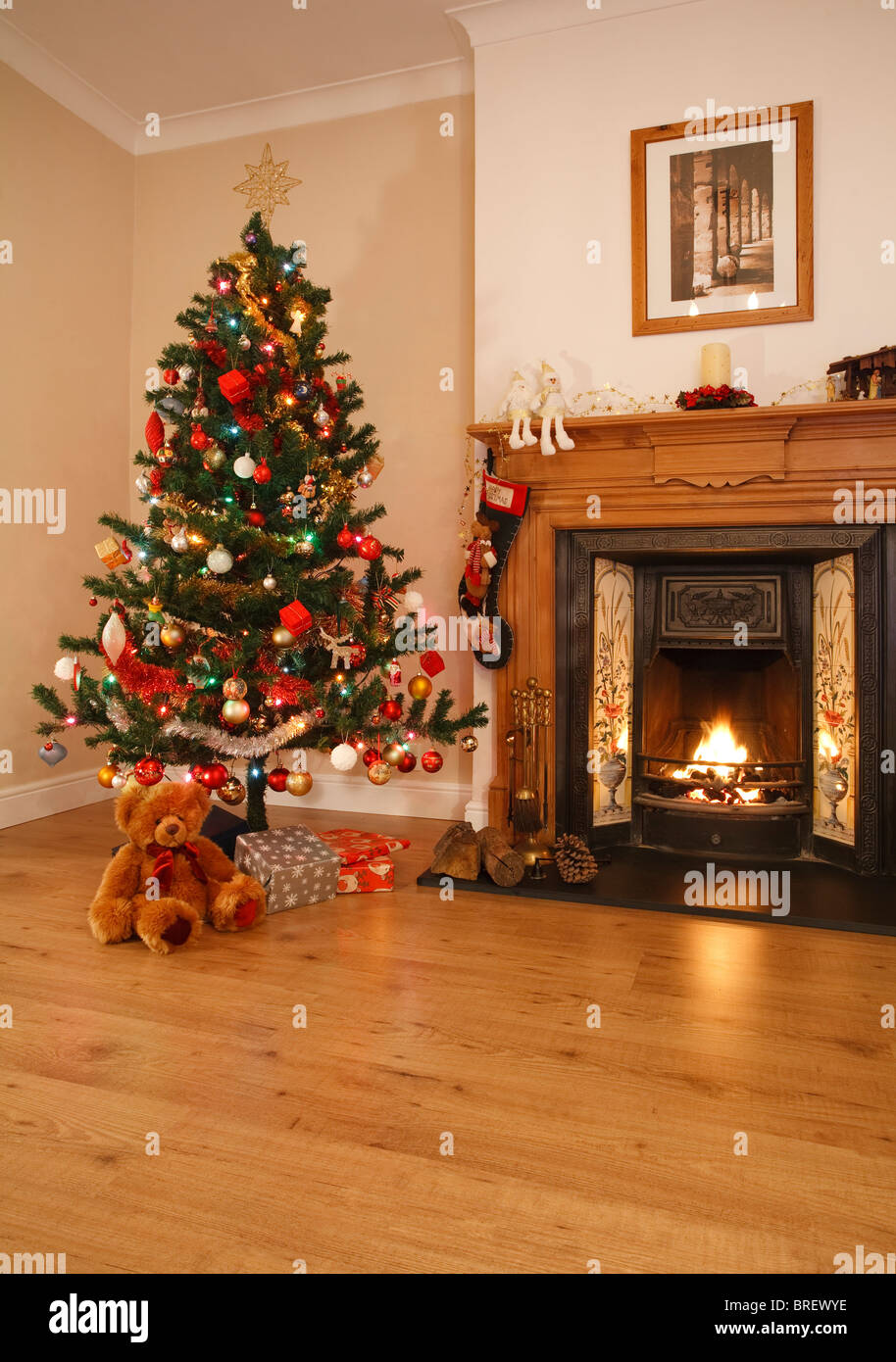 Salon avec feu ouvert, les décorations de Noël et l'arbre. [Photo au-dessus de cheminée est propre travail photographes] Banque D'Images
