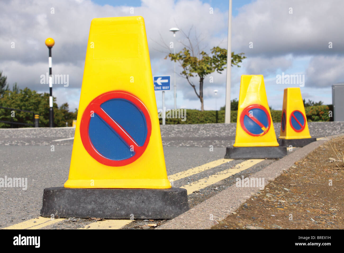 Aucun stationnement sur double cônes lignes jaunes dans un parking Banque D'Images