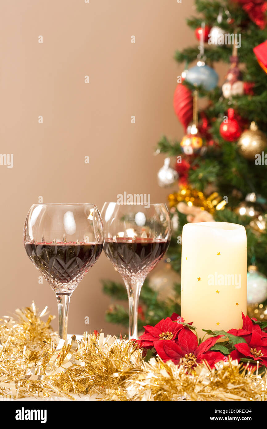 Salle à manger avec des décorations de fête, arbre de Noël et des verres à vin en cristal Banque D'Images