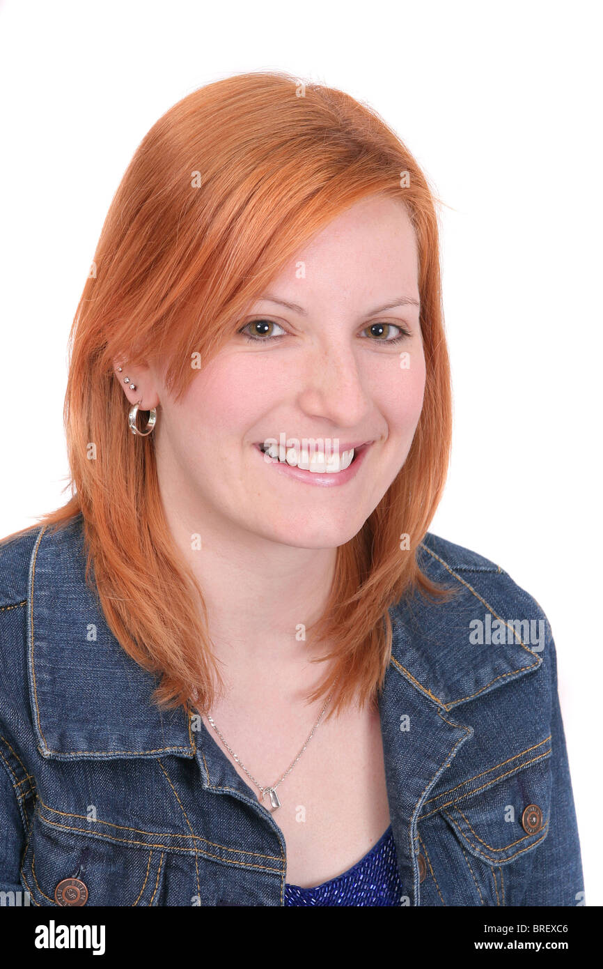 Closeup portrait Portrait d'une jolie rousse vingtaine smiling over blanc avec expression heureuse Banque D'Images