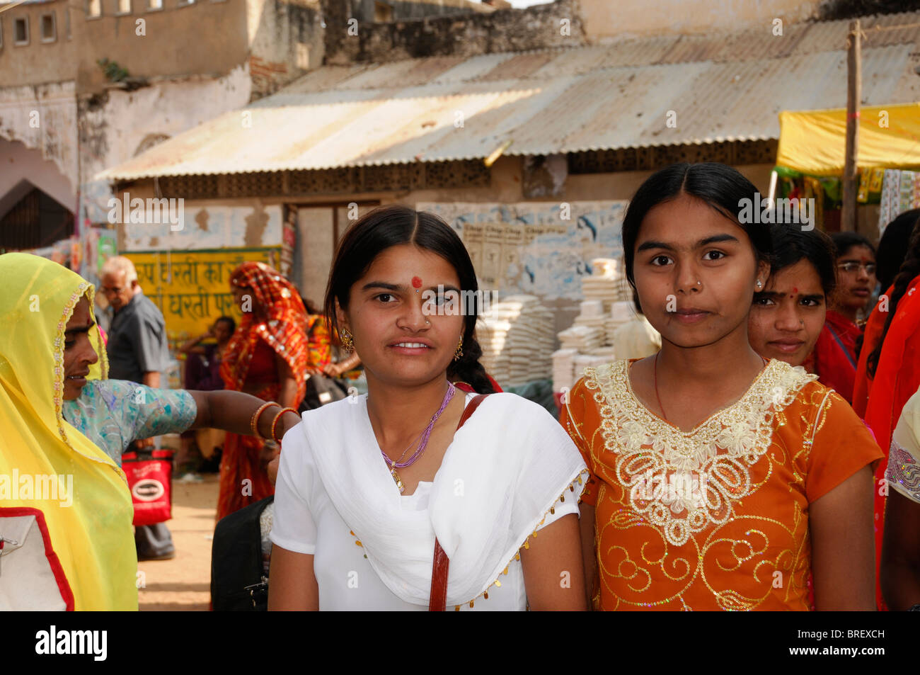 Les filles indiennes, Pushkar Mela, plus grand marché de bétail et de chameaux, Pushkar, Rajasthan, Inde du Nord, l'Asie Banque D'Images