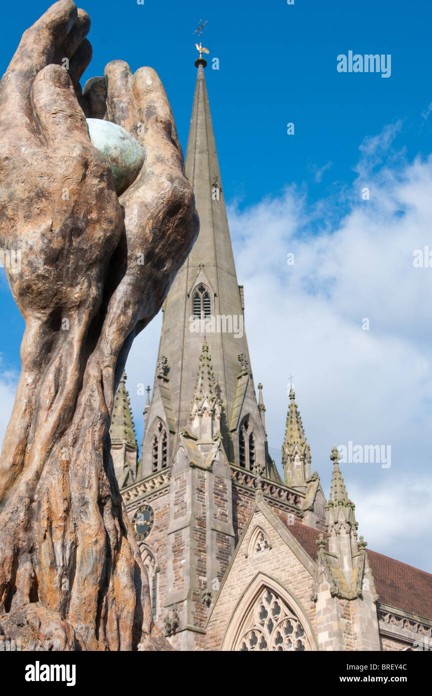 L'arbre de vie le monument érigé à la mémoire des victimes du blitz à Birmingham en Angleterre. Sculpté par Lorenzo Quinn Banque D'Images