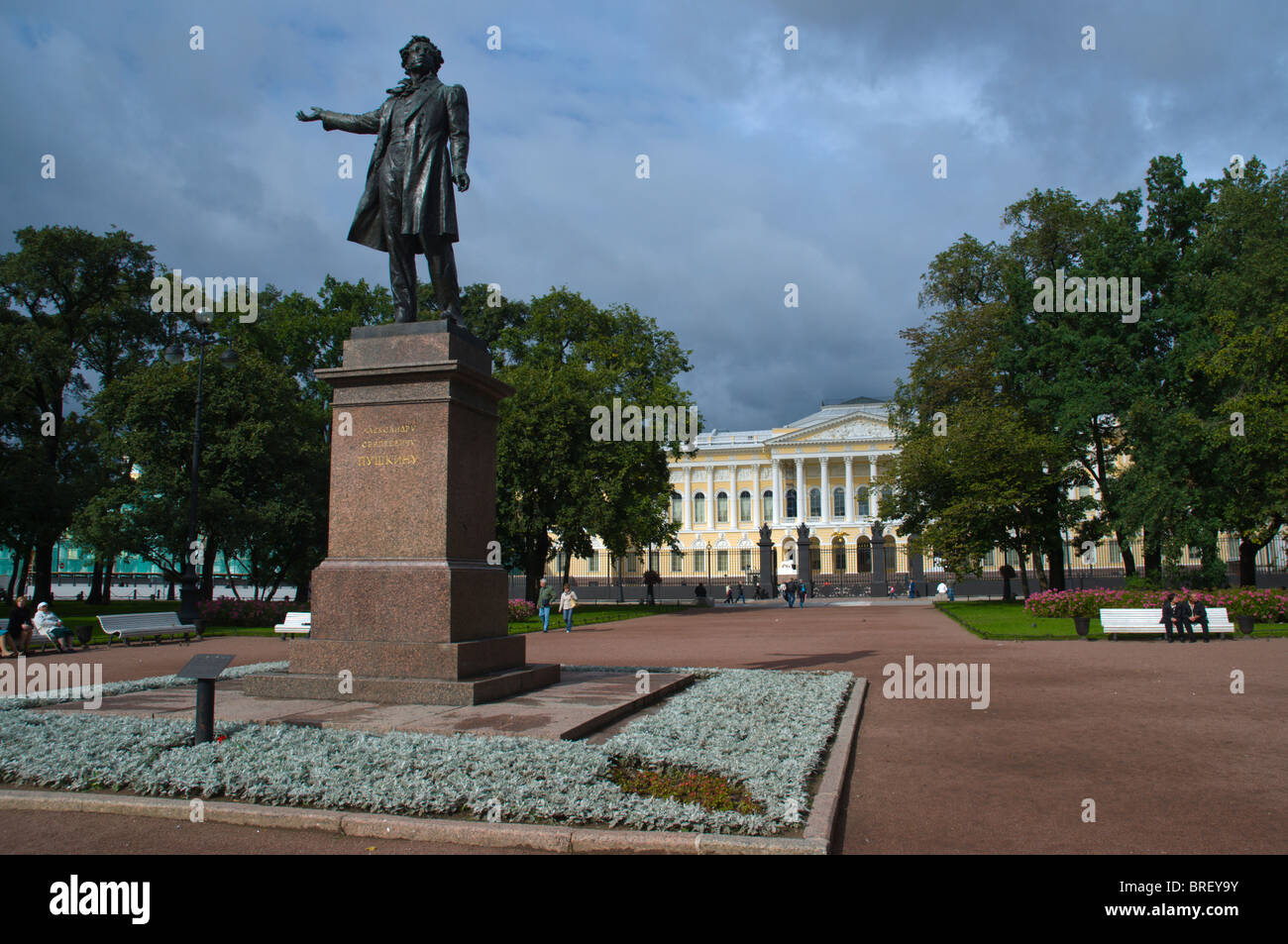 Statue d'Alexandre Pouchkine à la ploshchad Iskusstv (Place des Arts) centre de St Petersburg Russie Europe Banque D'Images