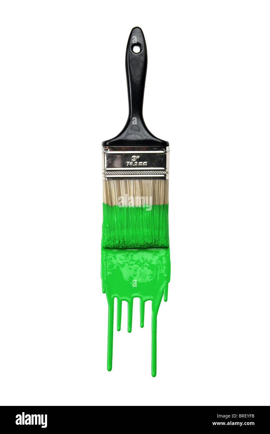 Le pinceau avec des gouttes de peinture verte sur fond blanc isolé Banque D'Images