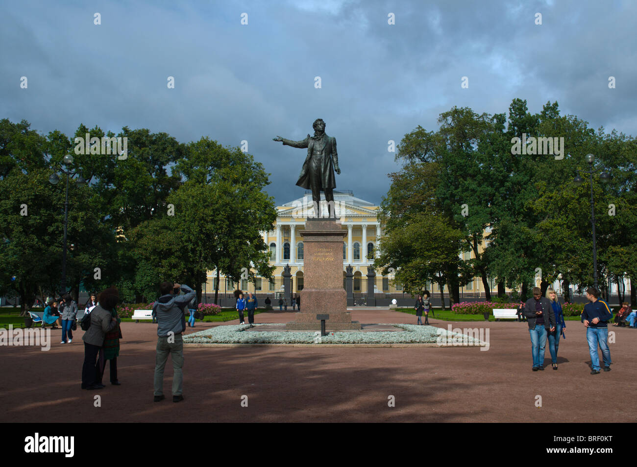 Statue d'Alexandre Pouchkine à la ploshchad Iskusstv (Place des Arts) centre de St Petersburg Russie Europe Banque D'Images