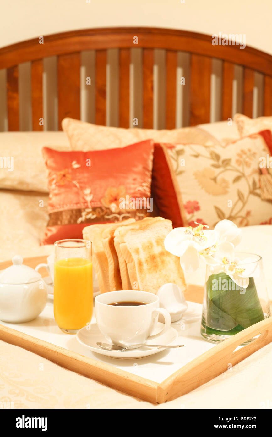 Plateau de petit-déjeuner avec café du matin dans une chambre de luxe Banque D'Images