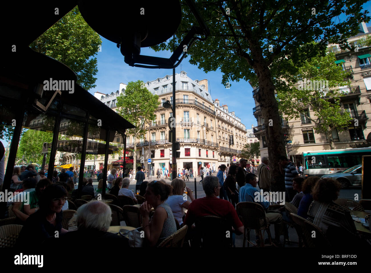 Vue depuis une Parisienne cafe à Paris, France près de la Seine Banque D'Images