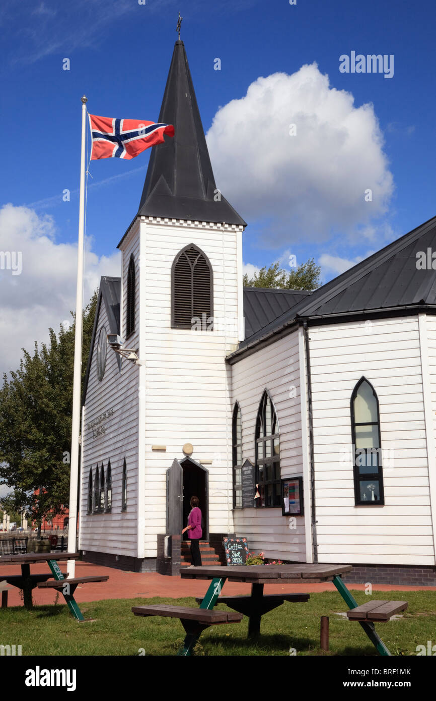 Centre des arts et de l'Eglise de Norvège drapeau dans millénaire parc au bord de l'eau dans la baie de Cardiff, Glamorgan, Pays de Galles, Royaume-Uni, Angleterre. Banque D'Images