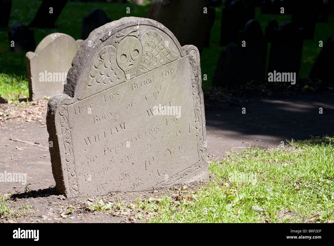 Vieille pierre tombale pour William Watt naufrage. Crâne avec ailes conception d'une vieille pierre tombale dans le vieux grenier Burying Ground. Banque D'Images