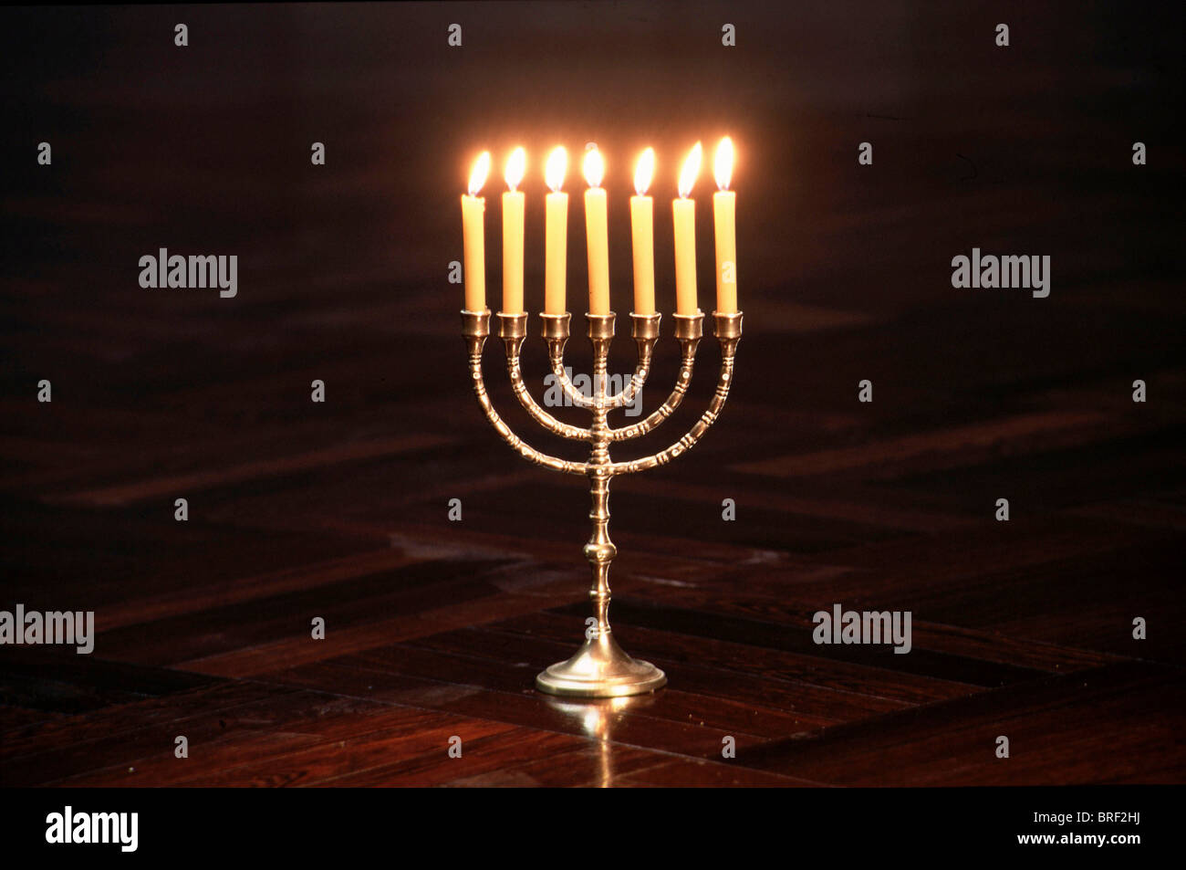Avec 7 bougies, chandelier menorah juive Photo Stock - Alamy