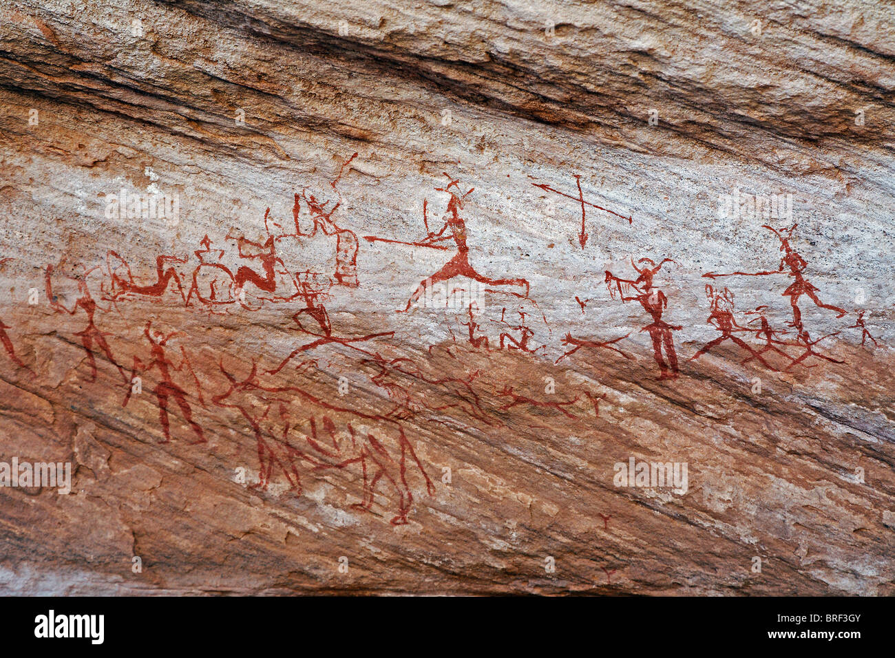 Figures peintes et les animaux, l'art rupestre dans l'Akakus montagnes, désert du Sahara, la Libye Banque D'Images