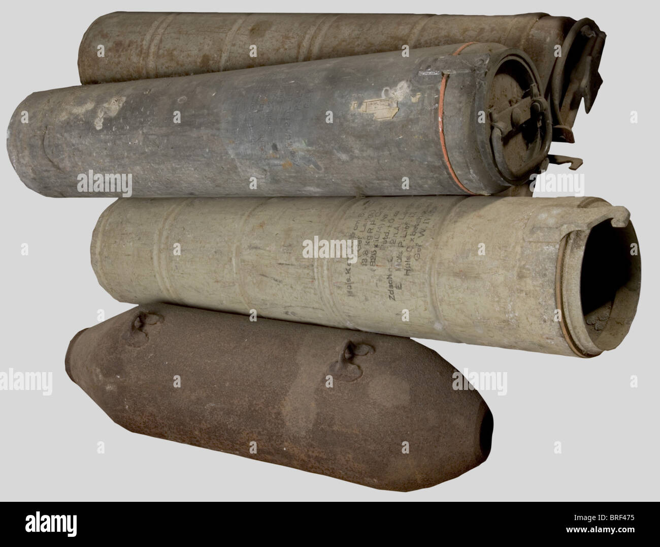 Caisses de munitions, Huit contenu cylindriques, métalliques pour le stockage individuel d'obus encarts de calibre 15 cm. En dotation dans la Kriegsmarine. Ils comportent des marquages, capitaines de couvercle, plongeurs systèmes de verrouillage., , Banque D'Images