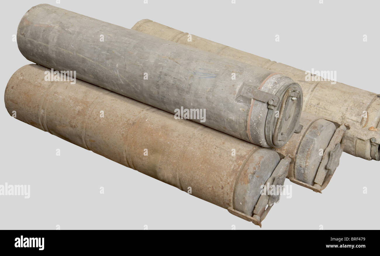 Caisses de munitions, Huit contenu cylindriques, métalliques pour le stockage individuel d'obus encarts de calibre 15 cm. En dotation dans la Kriegsmarine. Ils comportent des marquages, capitaines de couvercle, plongeurs systèmes de verrouillage., , Banque D'Images