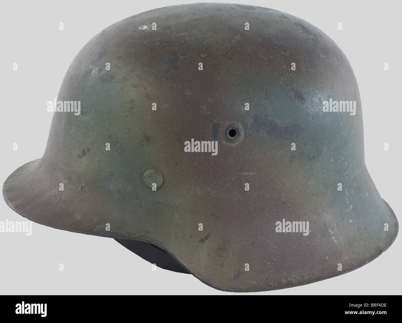 Wehrmacht, Casque camouflage modèle 42, de trois tons, modèle porté sur le front de l'Atlantique, , Banque D'Images