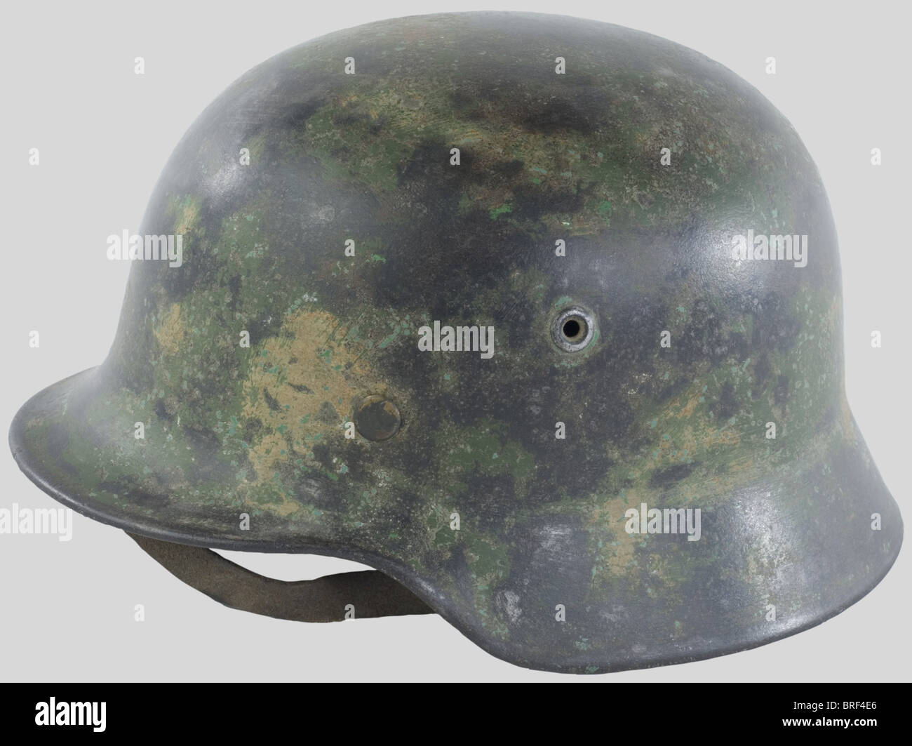 Wehrmacht, Casque modèle 35/40, camouflage tons porté sur le front de l'Atlantique. Quelques marques de peinture, intégré nettoié. Complice avec chauffeur et jugulaire., , Banque D'Images