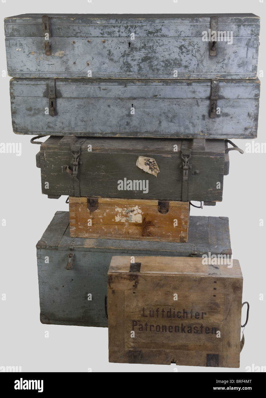 Caisses de munitions, ensemble de caisses aldemandes, produit une caisse de  travail en bois gris (vide de tous les éléments) comportant le 'fant“me'  des outils peint à l'inteur en noir, Une caisse
