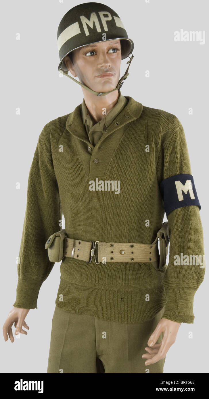 Etats Unis Deuxième Guerre mondiale, Soldat de la police militaire de  l'armée américaine, sur mannequin, comprant casque loud MP, Pull-over en  laine kaki, brassard MP, pantalon de laine kaki, ceinturon étoile,  cartoulière,