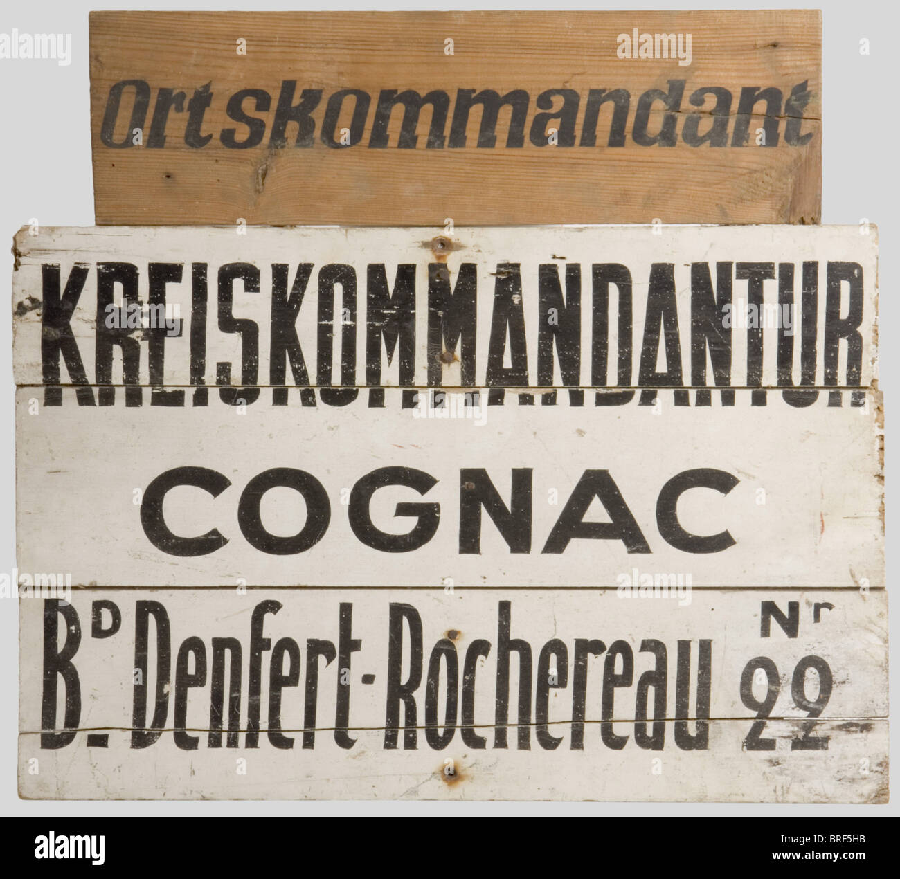 Wehrmacht, deux panneaux de signalisation allemands, provenance de la poche de Royan et de ses environs. Un en bois pentier en blanc marqué à la peinture noire 'Kis Kommandantur.Cognac.Bd Denfert-Rochreeau.no.22', dimensions 60 x 40 cm, épaisseur 1,7 cm. L'autre en bois marqué à la peinture noire 'Ortskommandant' trouvé sur l'un des bunkers de la poche de Royan, dimensions 50 x 15 cm, épaisseur 1,5 cm, , Banque D'Images