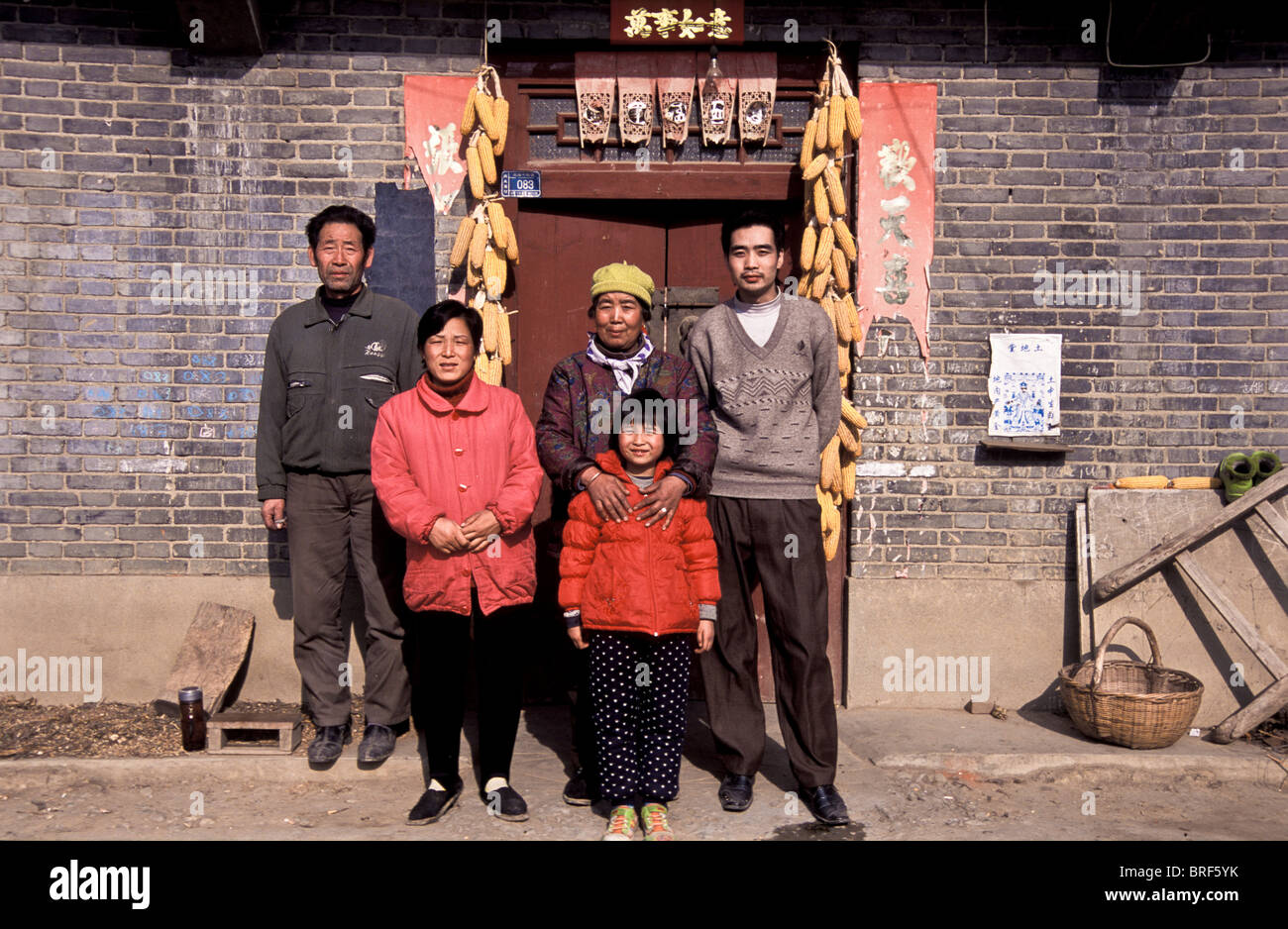 Portrait de Chen Xiao Sa, 8 ans avec les parents et grands-parents, Dong Da Jian village, province de Shaanxi. Banque D'Images