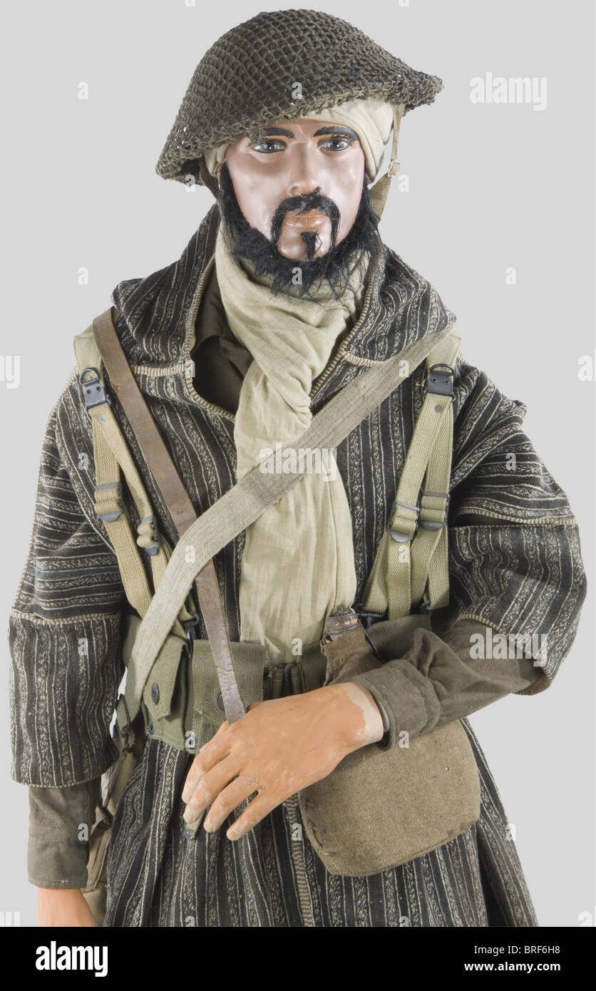 France 20ème siècle, Soldat des Tabors Marocain, armée de libération, sur  mannequin comprant case dit 'plat à Barbe' Anglais avec congé de  camouflage, chèche beige, djelabba en gris, bretelles de suspension étoile,