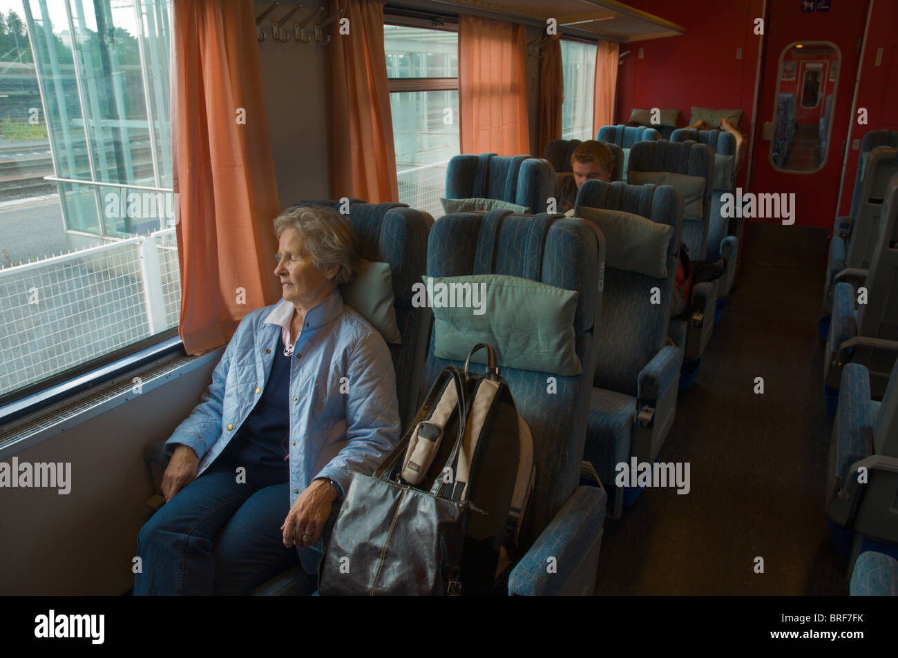 Senior woman sleeping on train Finlande Europe Banque D'Images
