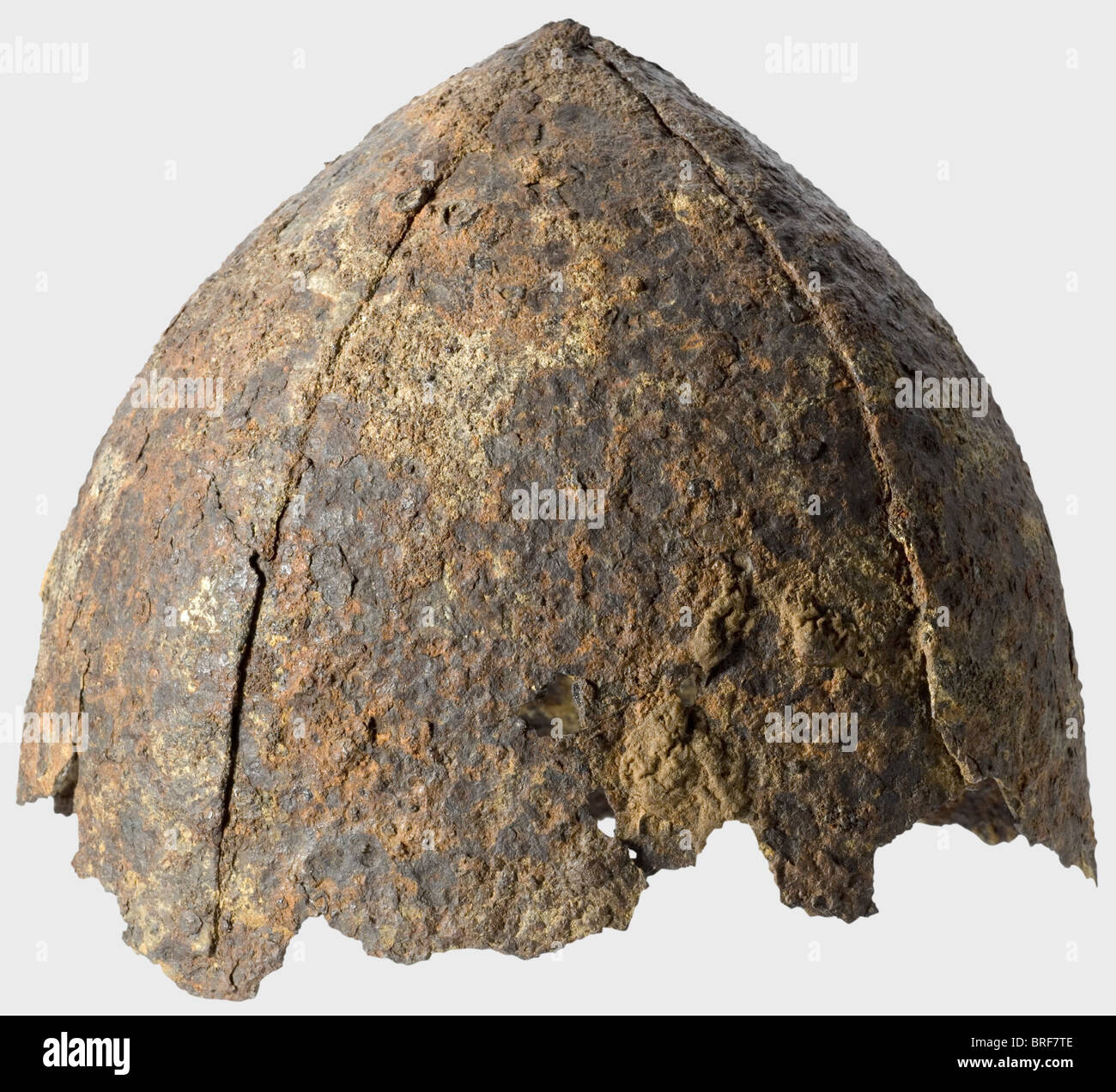 Un casque mongol, Période de la Horde dorée, XIVe siècle. Composé de quatre segments en fer gaufrés se chevauchant. Dommage évident, en particulier sur la jante inférieure, un petit trou au sommet. Sinon, le métal est assez bien préservé. Hauteur 18 cm. Poids 676 g. Condition conservée telle que découverte. Cf. Deux casques mongoles de provenance identique : Hermann Historica, enchère 49, 19 octobre 2005, lots 202 et 203. Historique, historique, XIVe siècle, armes défensives, armes, armes, armes, bras, dispositif de combat, objet, objets, photos, coupures, coupures, Banque D'Images