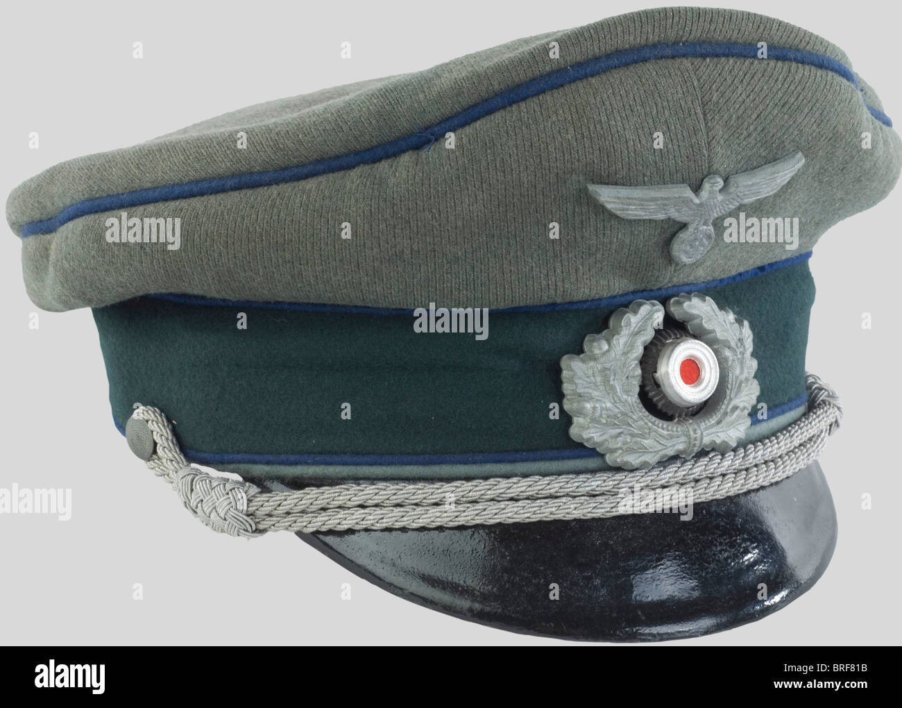 Wehrmacht, Casquette d'officier médical de la Heer, en tissu feldgrau,  bandeau vert foncé, liseré bleu foncé, insignes médicaux avec jugulaire  tressée argent. Fabriqué par le prestigieux chapelier 'erel', auteur en  soie dorée