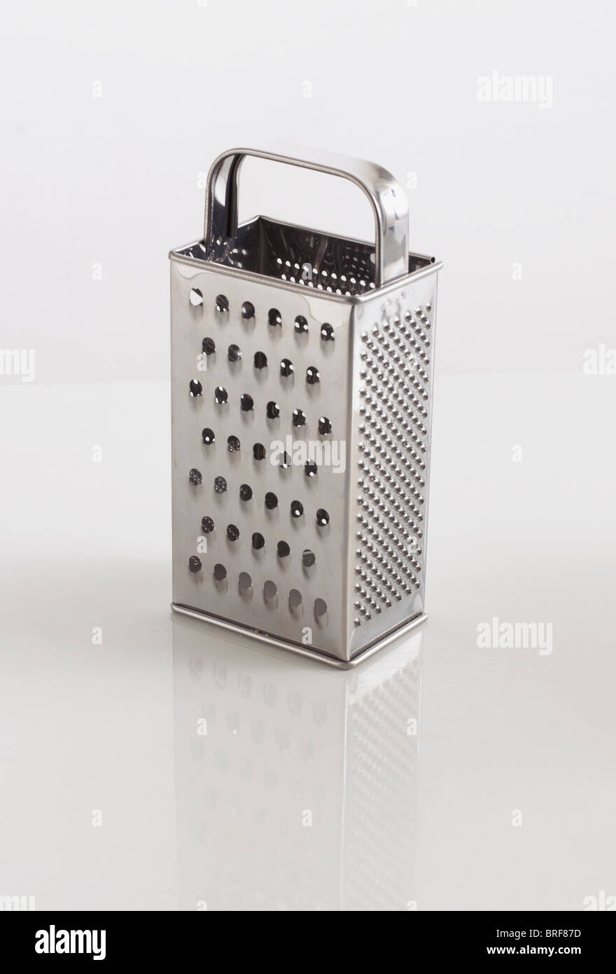 Fort râpe à fromage sur fond blanc Banque D'Images