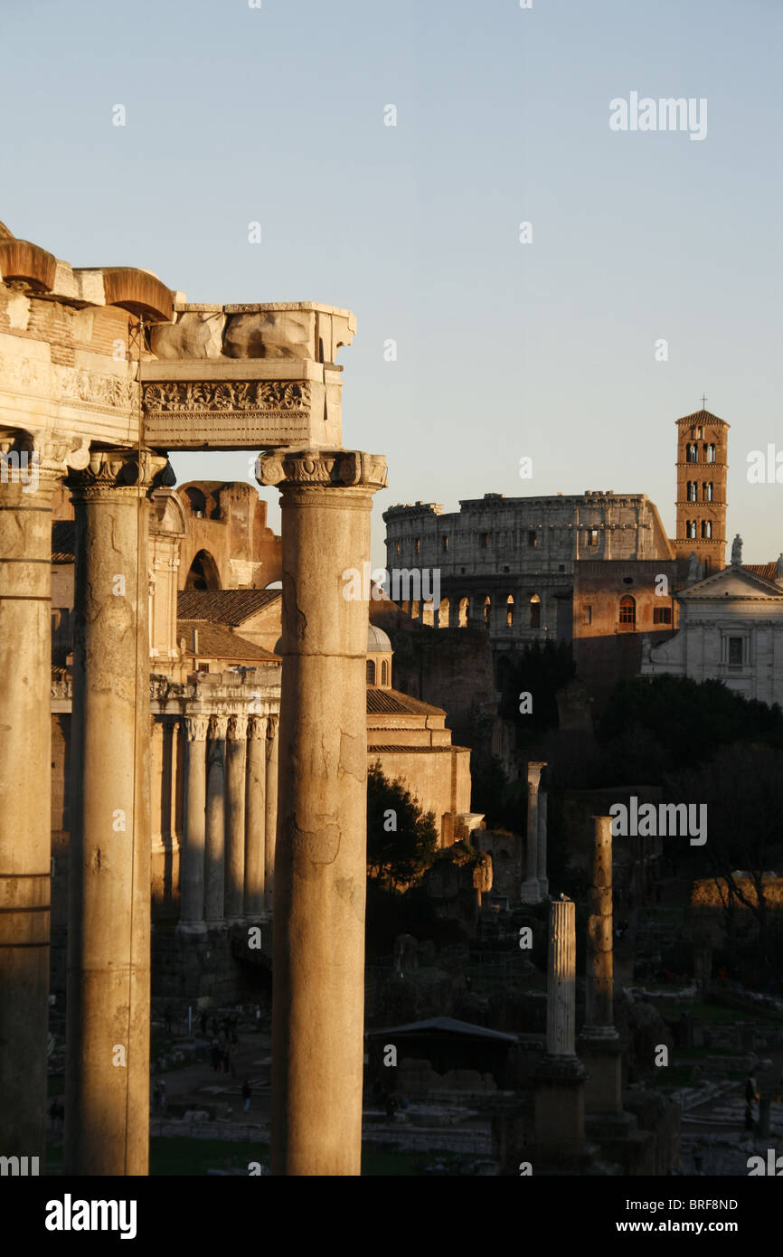 Vue sur le forum romain et Colisée, Rome Banque D'Images