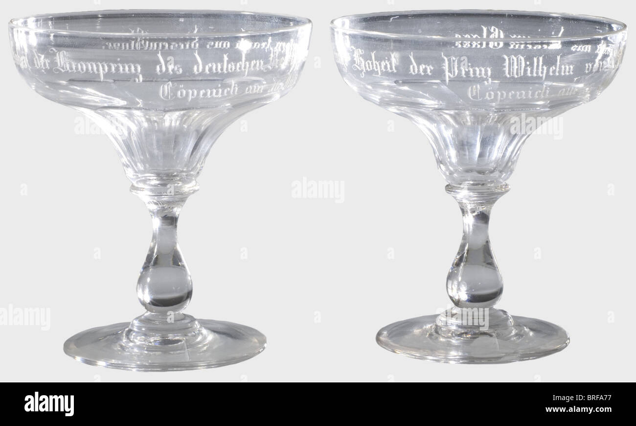 Kaiser Friedrich III (1831 - 1888) et Kaiser Wilhelm II (1859 - 1941). Deux soucoupes de champagne en verre découpés avec tige bulbeuse sur pied rond, reliées par des sections cannelées décoratives. Le bord avec l'inscription (transl.) 'Son Altesse Royale-Impériale la couronne de l'Empire allemand et la Prusse ont bu de ce verre. Cöpenick, le 16 juillet 1885" et son Altesse Royale le prince William de Prusse a bu de ce verre. Cöpenick, 16 juillet 1885' respectivement. Hauteur de chaque 11 cm. Souvenir rare de la visite commune de Frederick, qui était à l'époque encore Crownprin, Banque D'Images