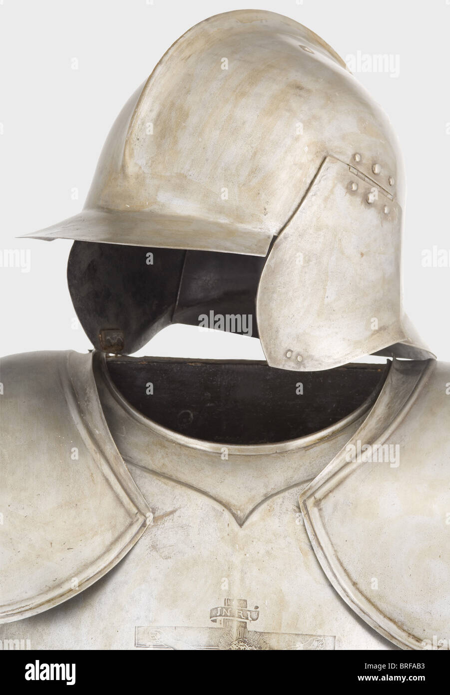 Une demi-armure gravée, plus tard la reproduction de Historismus dans le style de 1600. Casque en fer avec crâne monobloc, bord, protège-cou et morceaux de joue rivetés à charnières. Une poitrine légèrement striée (pas de plaque arrière) avec Christ sur la croix en gravure noire entre deux chevaliers. Pauldrons de quatre lames. Actifs glissants sur quatre lames attachés aux taces. Armure décorative. Hauteur sans casque CA. 80 cm. historique, historique, xviie siècle, armes défensives, armes, armes, armes, bras, dispositif de combat, objet, objets, photos, coupures, coupures, découpe, découpe, coupe, Banque D'Images