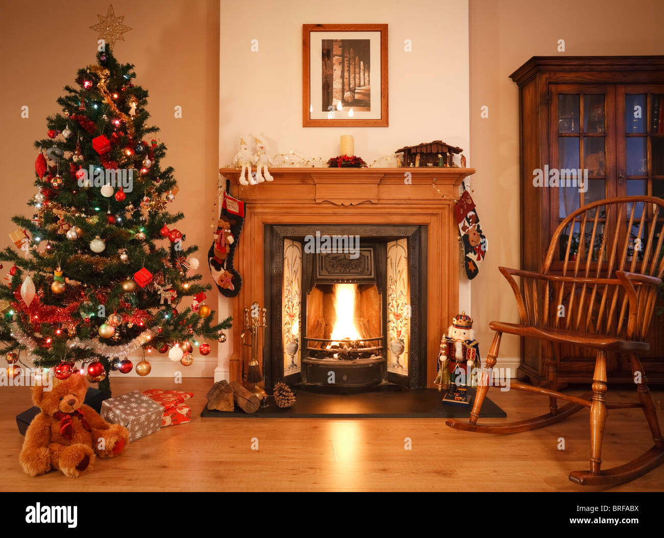 Salon avec feu ouvert, les décorations de Noël et l'arbre. [Photo au-dessus de cheminée est propre travail photographes] Banque D'Images