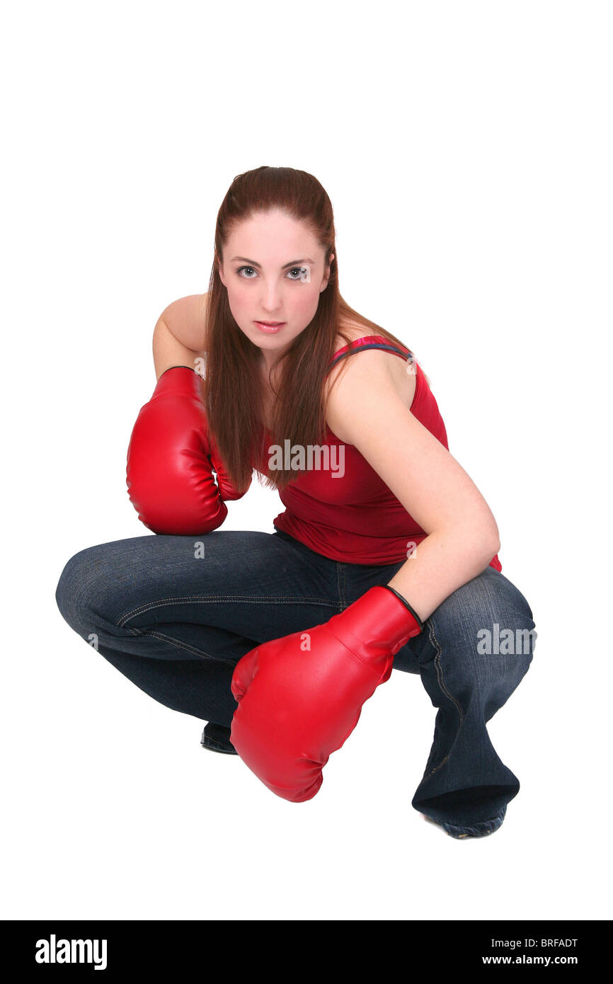 Une jeune fille avec de gros gants de boxe rouge sur blanc Banque D'Images