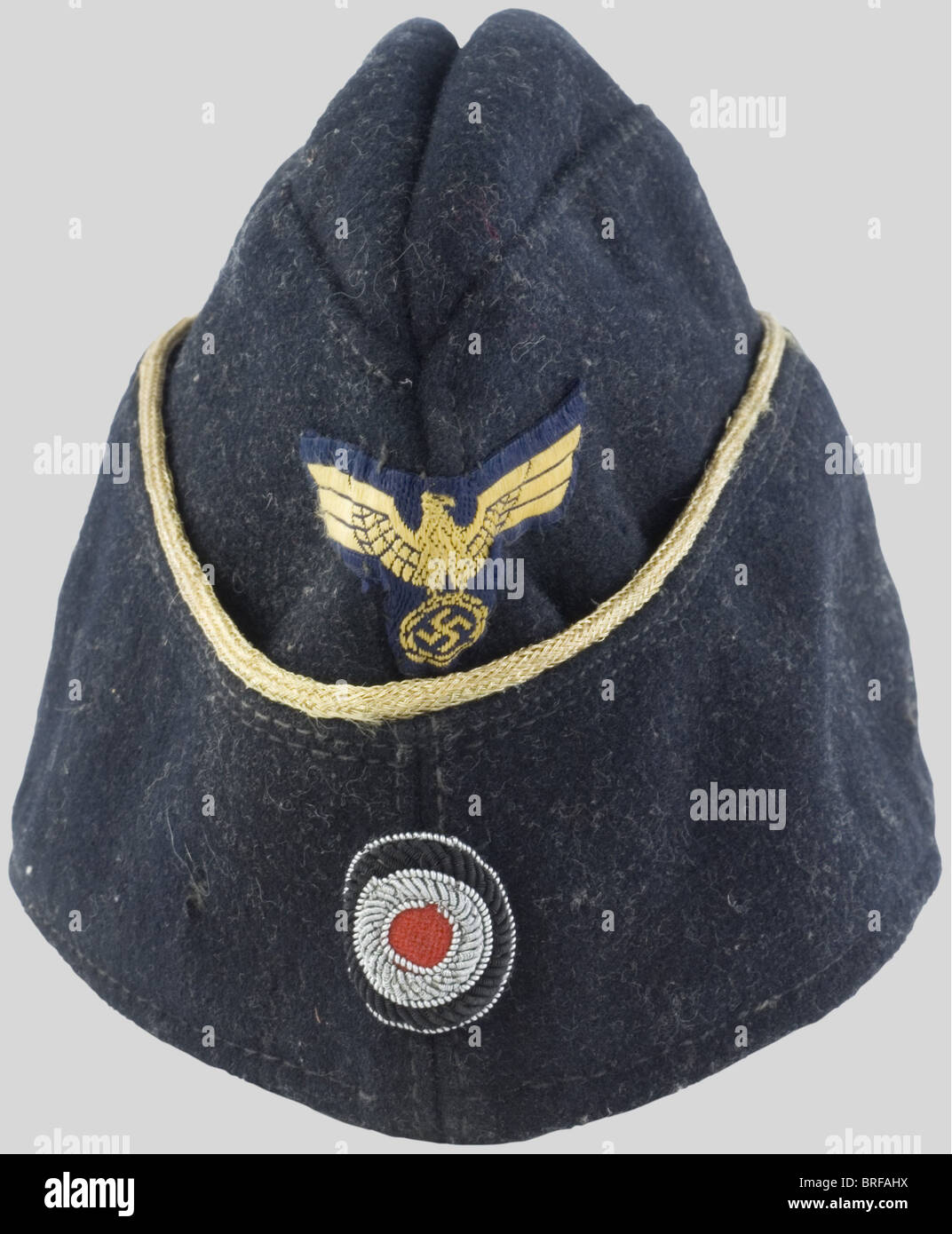 Un chapeau latéral de l'officier Kriegsmarine, modèle de troupe modifié en un officier. Tissu bleu avec cocarde et aigle brodés de chello, doublure aux initiales brodées., historique, historique, années 1930, années 1930, XXe siècle, marine, forces navales, militaire, militarie, branche de service, branches de service, forces armées, service armé, objet, objets, alambics, coupures, coupures, coupures, coupe, uniforme, uniformes, vêtements, vêtements, vêtements, vêtements, vêtements tenues, casque, casques, casquette, casquettes, coiffures, têtes de lit, Banque D'Images