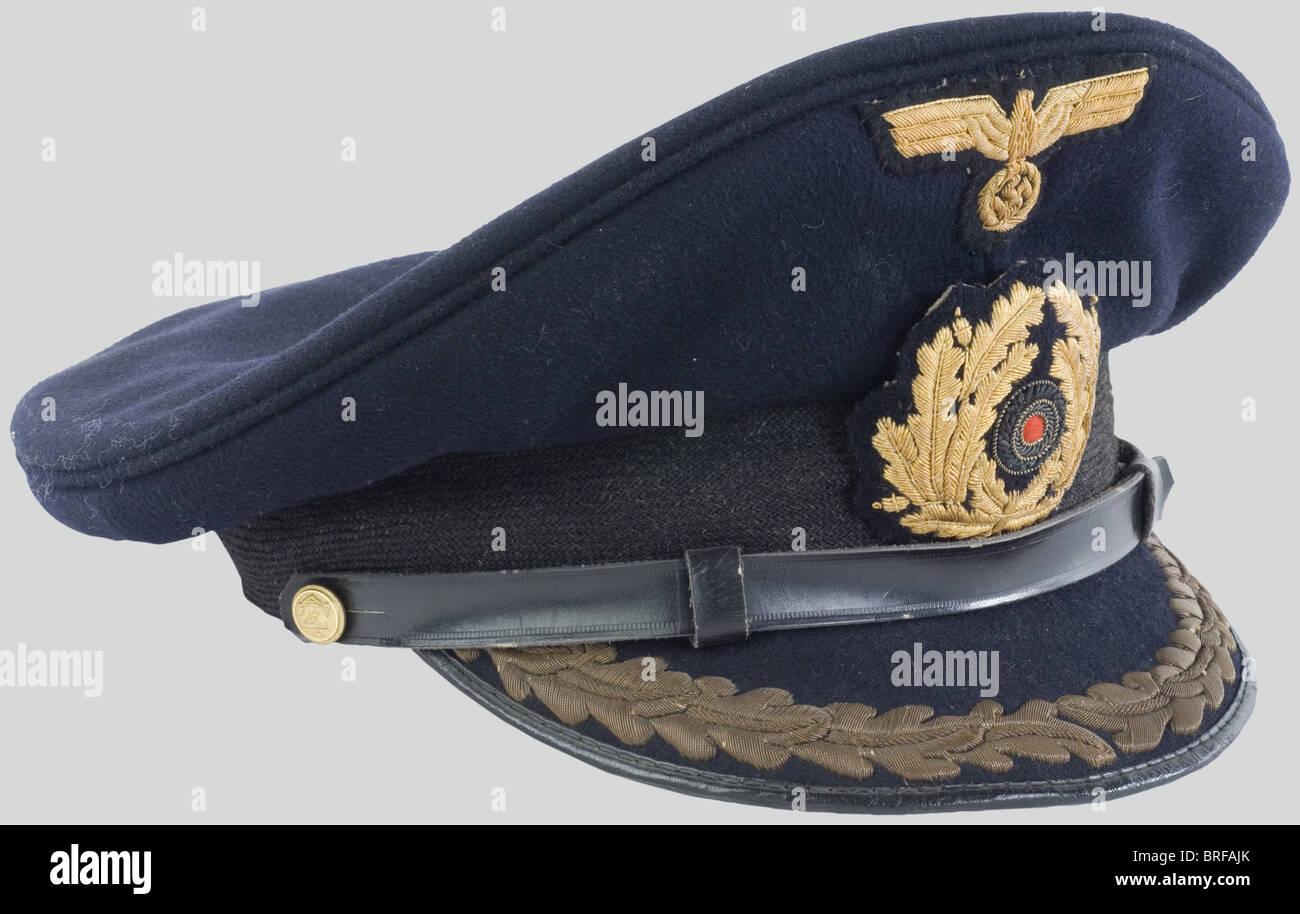 Un chapeau d'officier supérieur Kriegsmarine., tissu bleu avec bande noire, aigle chello et feuilles d'oaklees, visière brodée avec une rangée de feuilles d'oaklees en fil d'or, chinstrap en cuir, doublure bleue avec 'Offizier Kleider Kasse Wilhshaven' et nom d'officier 'W.G. OHLMER KORV. KAPT'., historique, historique, 1930, 1930, XXe siècle, marine, forces navales, militaire, militaria, branche de service, branches de service, forces armées, service armé, objet, objets, alambics, coupures, coupure, coupure, coupe-circuit, coupe-circuit, uniforme, uniforme, vêtement, habillement, tenue, tenue, tenue, tenue, tenue, tenue, Banque D'Images
