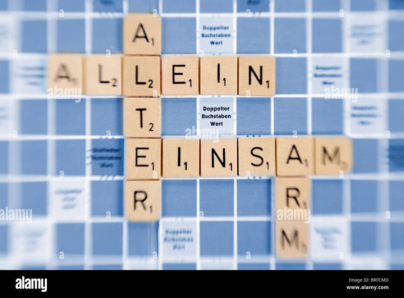 Les mots de l'âge, seul, seul et pauvre, composé de tuiles, la pauvreté des symbolphoto Banque D'Images