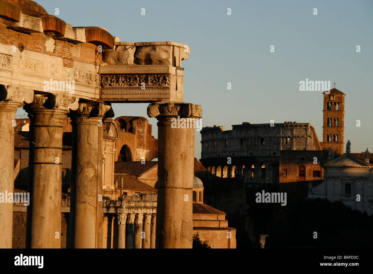 Vue sur le forum romain et Colisée, Rome Banque D'Images