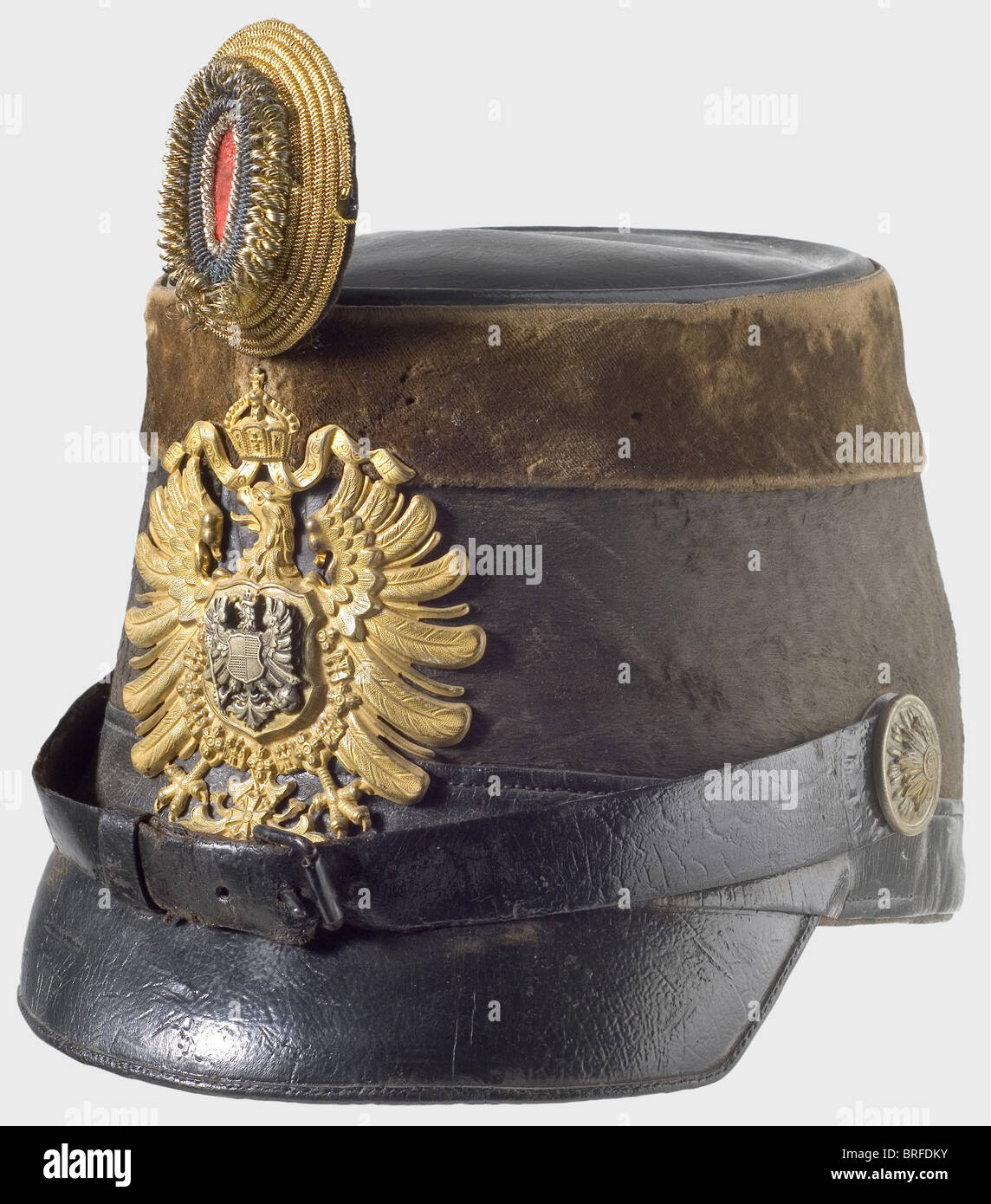 Un shako pour un fonctionnaire des douanes, vers 1880. Corps en feutre noir mohair, dessus en cuir, sangle et pic. Bande de velours marron autour du bord supérieur. Plaque d'aigle impérial dorée avec une superposition séparée d'aigle d'intérieur, lanières de cuir sur boutons de rosette. Badge de terrain de l'officier doré-noir-rouge. (Feldzeichen). Doublure manquante. Historique, historique, XIXe siècle, Empire allemand, Allemagne, impérial, objet, objets, photos, découpage, découpe, découpe, découpe, militarie, arme, armes, armes, armes, armes, uniformes, pièce, pièces, Banque D'Images